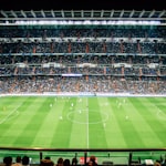 西班牙国家队队徽与团队传球配合画面