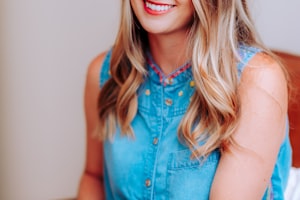 法国国家队队徽与姆巴佩带球画面